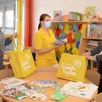Das Niederlausitzer Netzwerk Gesunde Kinder unterstützte den Vorlesetag in der Kinderklinik mit Materialien rund um das Thema Lesen und Sprachentwicklung. (Foto: KNL/Steffen Rasche)