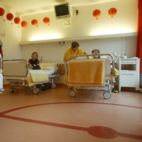 Bild 2: Bei der Elternakademie „Mein Kind im Krankenhaus“ wird auch die Kinderklinik in Lauch-hammer besichtigt – Gestaltet ist hier alles nach dem Motto „Die Welt ist rund“ wie zum Beispiel das „Basketballzimmer“
(Foto: Steffen Rasche)