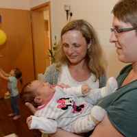 Bild 2: Familienpatin Steffi Jablonka überreicht als Willkommensgeschenk im Netzwerk Gesunde Kinder einen Babyschlafsack an Sabine Peuker und die kleine Neelia 
(Fotos: Steffen Rasche)