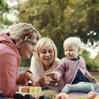 Familienpatin mit Familie (Foto: Netzwerk Gesunde Kinder/Christiane Wöhler).