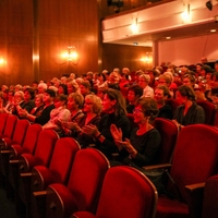 Die Ehrenamtlichen genossen ein kulturelles Programm im Theater neue Bühne und freuten sich über die Wertschätzung (Foto: Angelina Lämpel)